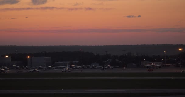 Aviões de estacionamento e avião dirigindo na pista no Aeroporto de Sheremetyevo, Moscou — Vídeo de Stock