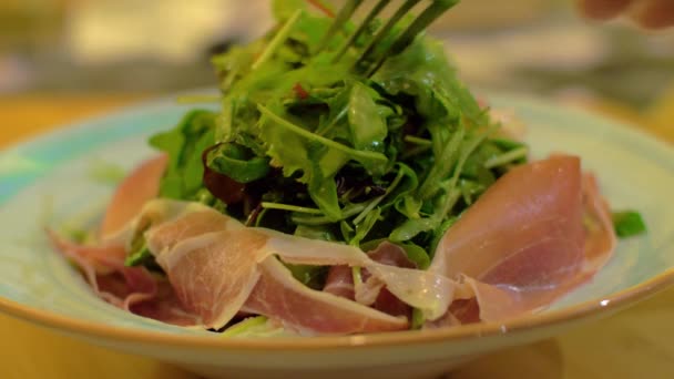 Comer con ensalada en el restaurante — Vídeos de Stock