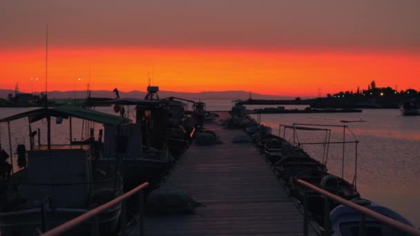Quay akşam sahne. İskele, deniz araçları ve turuncu gökyüzü — Stok video
