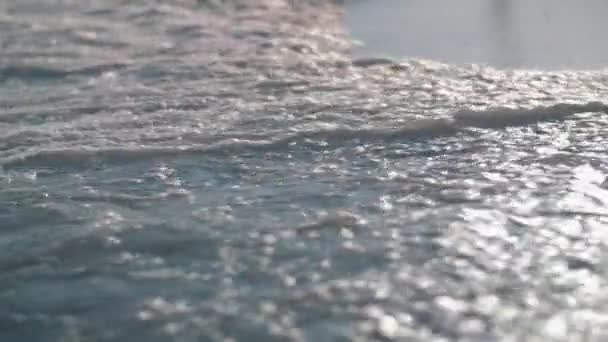 Vagues de mer qui lavent le rivage — Video