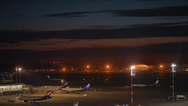 Mezinárodní letiště Šeremetěvo v Moskvě, Rusko. Zobrazit v noci — Stock video