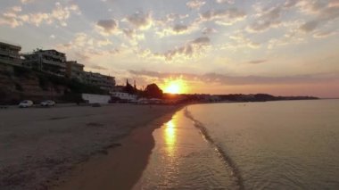 Küçük kasabada, gündoğumu görünümü Sahili boyunca uçan uçak. Nea Kallikratia, Yunanistan