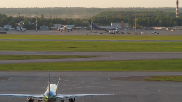 莫斯科谢列梅捷沃机场的飞机交通 — 图库视频影像