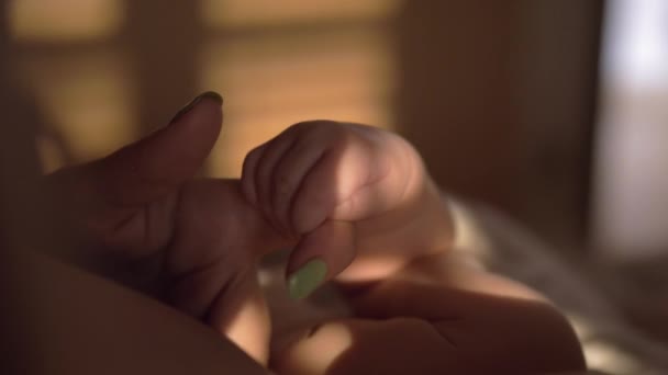 Bebê brincando com as mães dedo quando amamentando — Vídeo de Stock