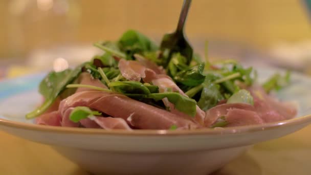 Green salad with prosciutto as appetizer at the restaurant — Stock Video