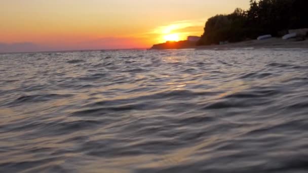 Απαιτήσεις των κολυμβητών με κυματιστή θάλασσα στο ηλιοβασίλεμα — Αρχείο Βίντεο