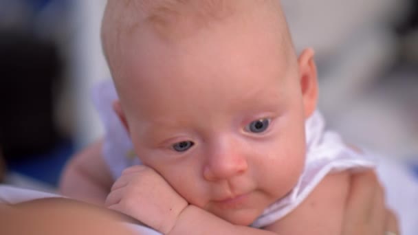 Üç ay küçük kız anne elinde — Stok video
