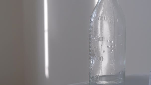Láhev s vodou pro děti v nemocnici — Stock video