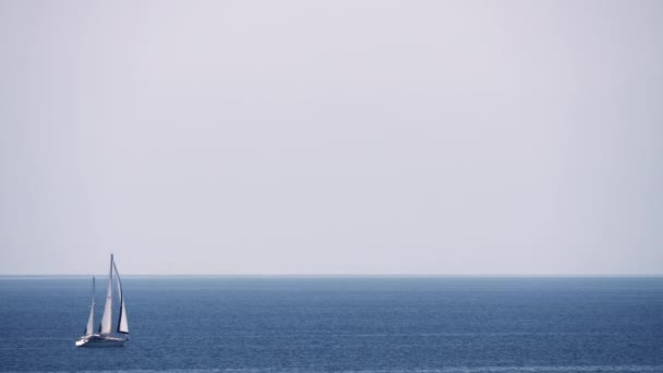 Сцена с небом, морем и парусной яхтой — стоковое видео
