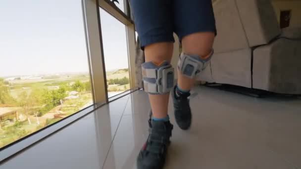 Niño con sistema de caída de pie caminando interior — Vídeos de Stock
