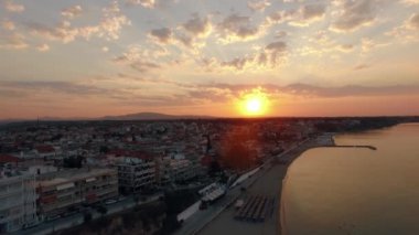 Kıyı tatil beldesi gündoğumu, hava sahne. Nea Kallikratia, Yunanistan