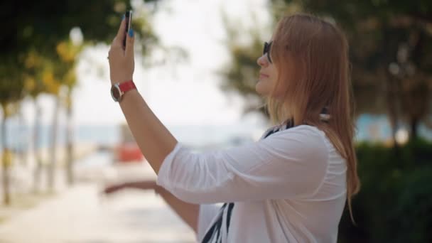 Mujer haciendo selfie al caminar con bebé al aire libre — Vídeos de Stock