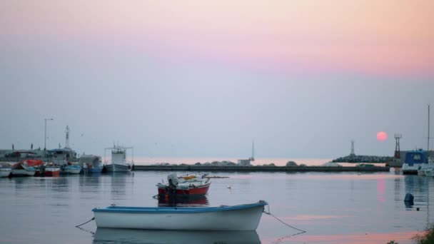 海港与捆绑船, 在晚上的看法 — 图库视频影像