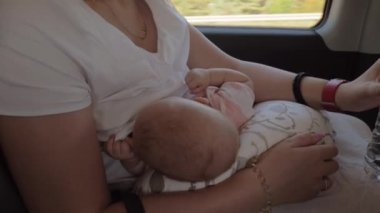 Anne emzirme bebek ve içme suyu arabada