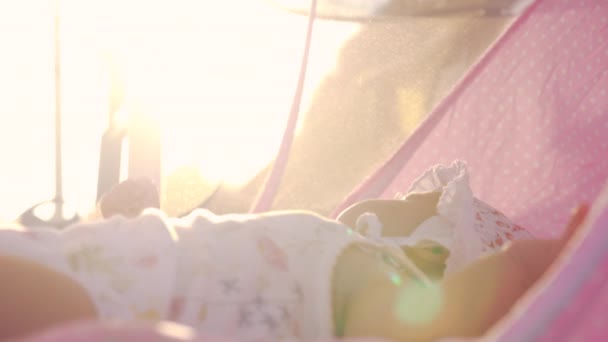 Meisje van de baby tegen warme zonnetje — Stockvideo