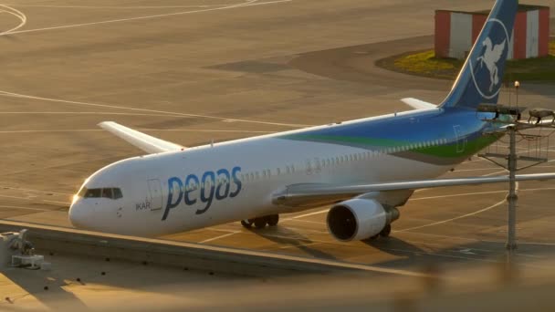 Pegas Fly pasajero avión de pasajeros en coche en el aeropuerto de Sheremetyevo, Moscú — Vídeos de Stock