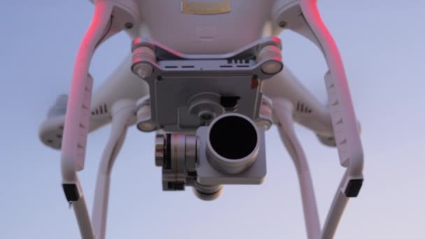 Drone con cámara volando y grabando vídeo — Vídeo de stock