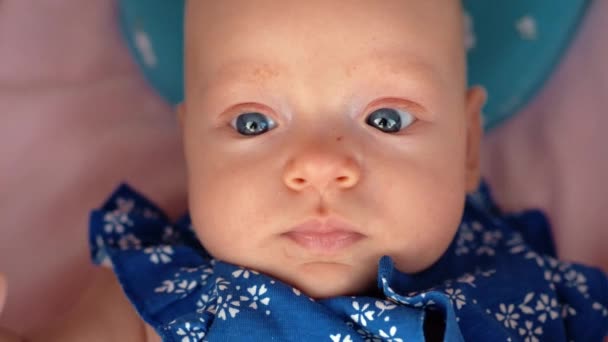 Retrato de menina em azul onesie — Vídeo de Stock