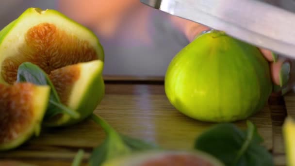 Cutting green figs — Stock Video