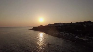 Resort ve gün batımında hava sahne. Trikorfo Beach, Yunanistan