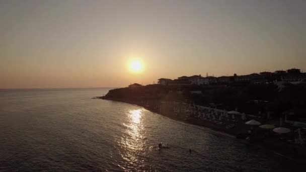 リゾートと、夕焼けの海の空中シーンは。ビーチ パラソル、ギリシャ — ストック動画