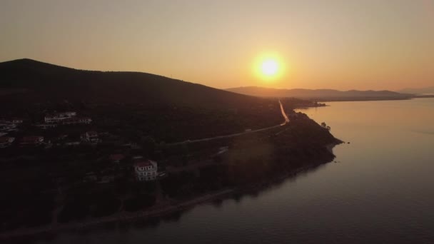 Vista aérea da costa de Trikorfo Beach ao pôr-do-sol, Grécia — Vídeo de Stock