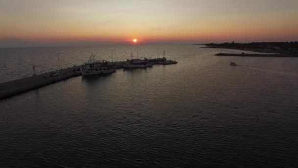 Aerial seascape med kajen. Visa vid solnedgången — Stockvideo