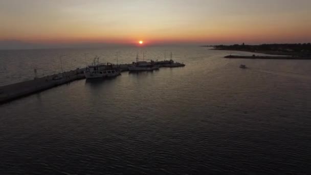 Paysage marin aérien avec quai. Vue au coucher du soleil — Video