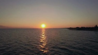 Denize doğru aşağı güneş üzerinde uçan