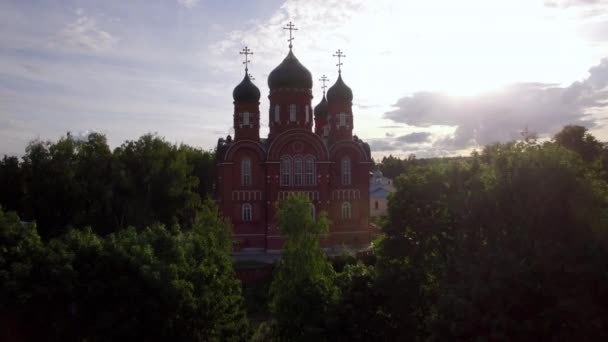 De kathedraal van de Hemelvaart en Heilige Kruis klooster in het groene platteland, Rusland — Stockvideo