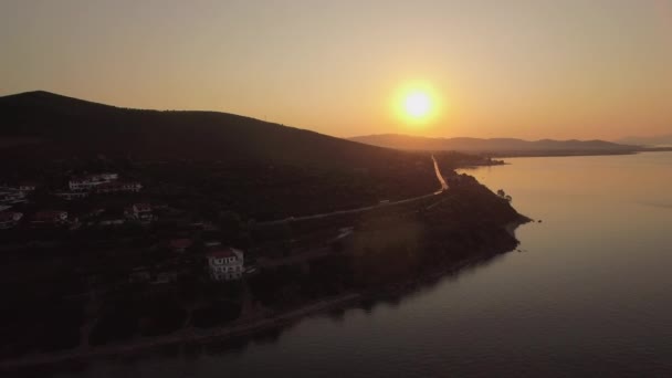 Αεροφωτογραφία της ακτογραμμής Trikorfo Beach το ηλιοβασίλεμα, Ελλάδα — Αρχείο Βίντεο