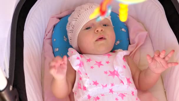 Aktif Bebek kız arabası açık yalan — Stok video