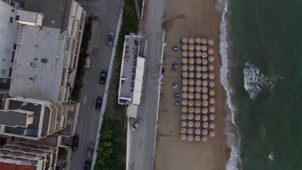 Volare sul lungomare della città con la spiaggia e le case accanto, Grecia — Video Stock