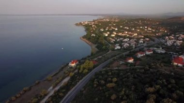Trikorfo plaj sahil şeridine evler ve yeşil uplands, Yunanistan üzerinden uçan