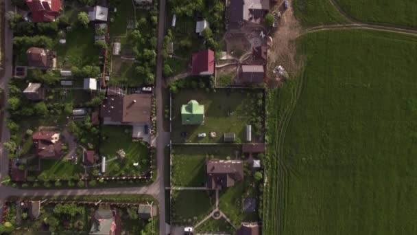 Vista aérea de casas con patios verdes en el campo, Rusia — Vídeo de stock