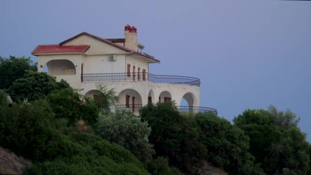 Casa de campo en la colina contra el cielo de la noche — Vídeo de stock