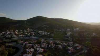 Mahalle alt kısmındaki yeşil tepeler, Yunanistan havadan görünümü