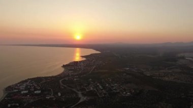 Kıyı Trikorfo plaj gün batımında, Yunanistan üzerinden uçan