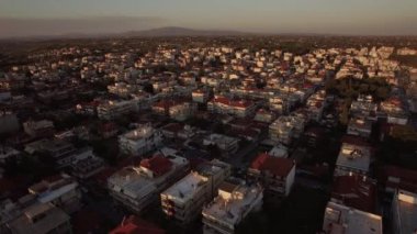 Sabah görünümü şehrin tipik ile düşük katlı evler, Yunanistan