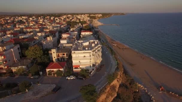 Küçük tatil beldesi sahil, Yunanistan üzerinde hava sabah sahne — Stok video