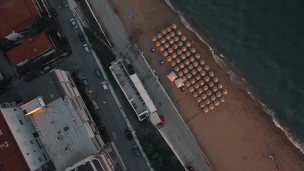 Veduta aerea della città lungomare con spiaggia vuota e auto che guidano su strada, Grecia — Video Stock