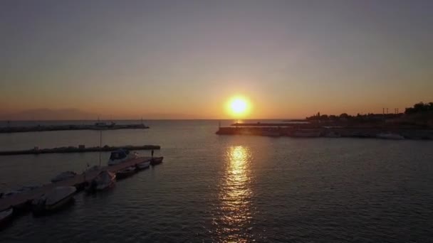 Létající z nábřeží na otevřené moře při západu slunce, Řecko — Stock video