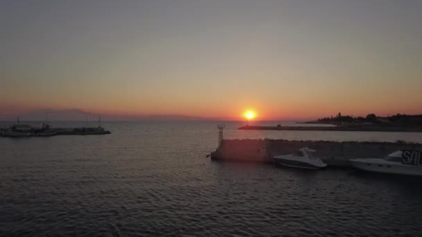 Antenowe sceny quay i morze o zachodzie słońca — Wideo stockowe