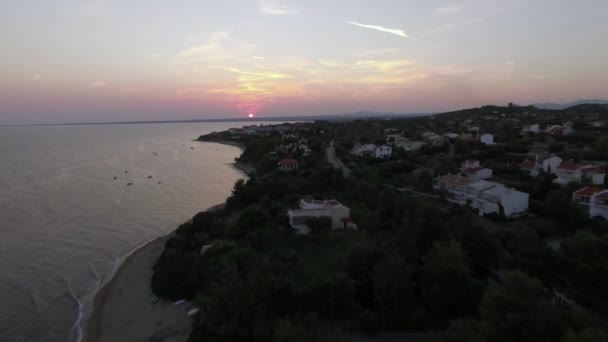 Vista aérea da Praia de Trikorfo ao pôr-do-sol, Grécia — Vídeo de Stock