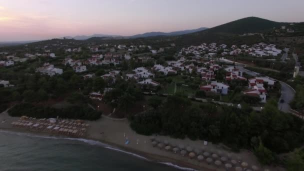 Fotografia aérea do litoral e villas de Trikorfo Beach, Grécia — Vídeo de Stock