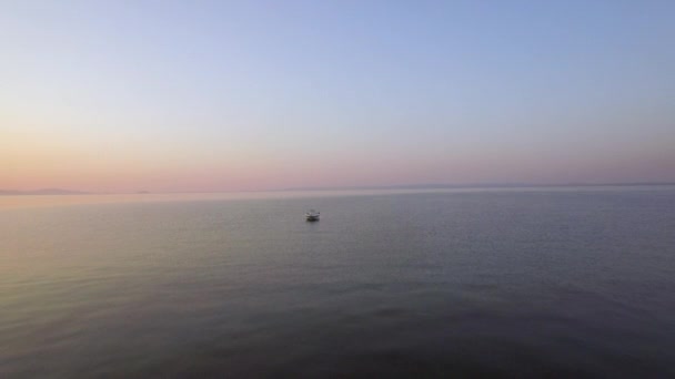 Aerial kvällen syn på stora havet, ensam båt och skyline — Stockvideo