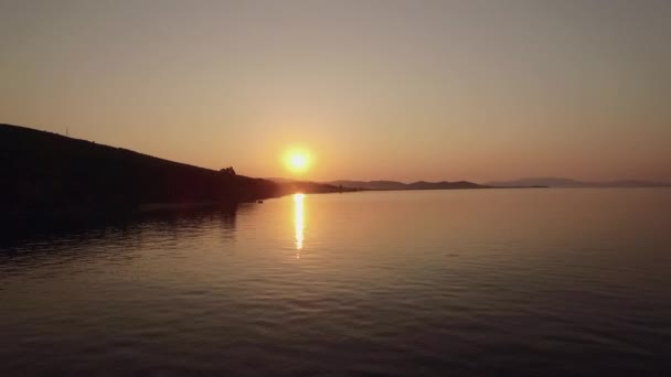 Scena aerea del tramonto di mare e città sulla costa, Grecia — Video Stock