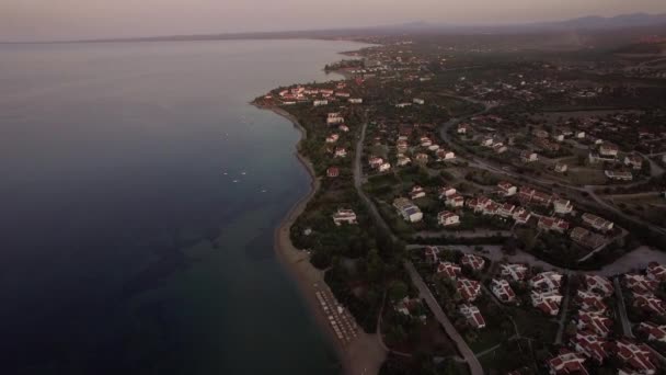 海岸線に沿ってコテージの空中ショットは。ビーチ パラソル、ギリシャ — ストック動画