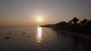 Kıyı ve deniz tekneler gün batımında, Yunanistan ile hava sahnesi