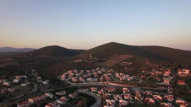Σκηνή με εξοχικά και καταπράσινους λόφους στο Τρίκορφο, παραλία, Ελλάδα — Αρχείο Βίντεο